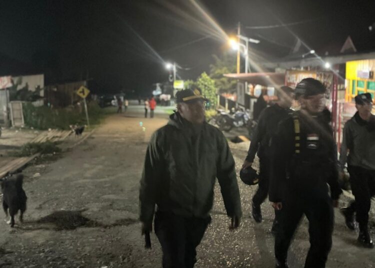 Polres Tolikara Polda Ppaua Tingkatkan Kamtibmas Lewat Patroli Jalan Kaki Malam Hari