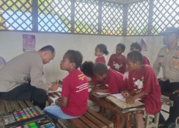 Program si-ipar operasi rasaka cartenz 2025 polres pegunungan bintang hadir mengajar membaca bagi anak-anak di kota oksibil kab. pegunungan bintang