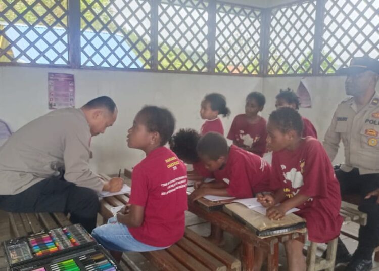 Program si-ipar operasi rasaka cartenz 2025 polres pegunungan bintang hadir mengajar membaca bagi anak-anak di kota oksibil kab. pegunungan bintang