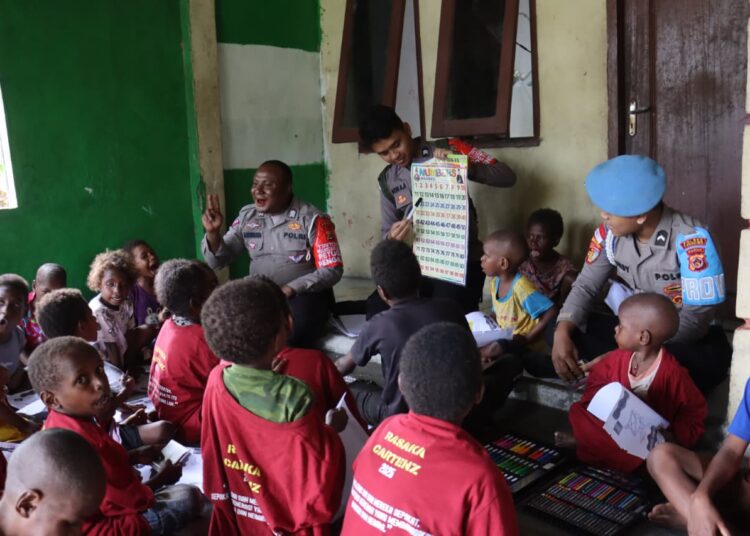 Polres Yahukimo Polda Papua Hadirkan Semangat Belajar Membaca dan Berhitung Dalam Polisi Pi Ajar