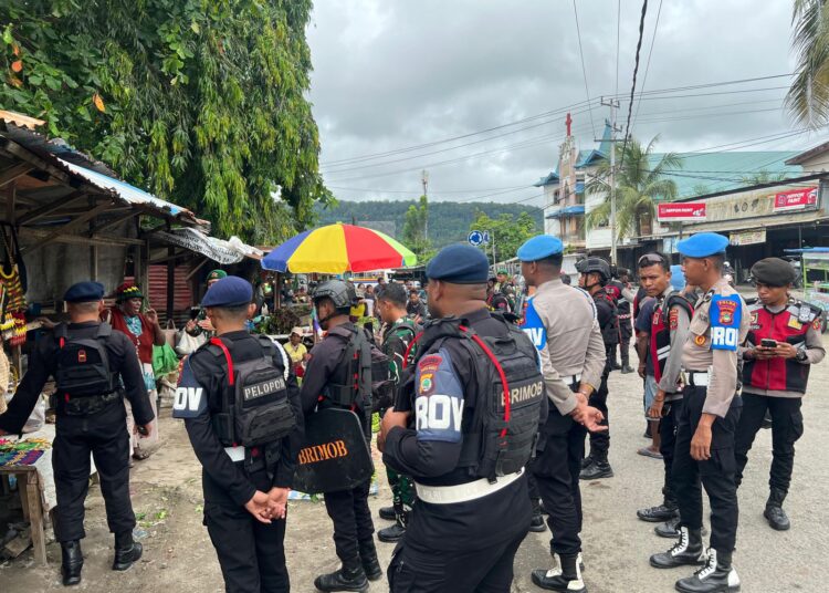 Personel Polda Papua Barat Gelar Patroli Skala Besar di Pasar Sanggeng