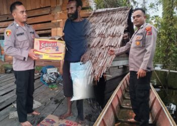 Personel Pos Polisi Passue Kunjungi Warga Terdampak Banjir di Kampung Bifo