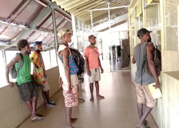 Personel Polsek Sota Gelar Periksa Pelintas Batas di PLBN Sota