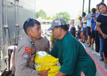 Polda Papua Barat Gelar Gerakan Pangan Murah, Salurkan 5 Ton Beras SPHP di Distrik Warmpramasi