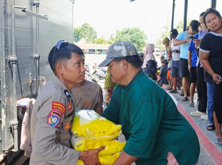 Polda Papua Barat Gelar Gerakan Pangan Murah, Salurkan 5 Ton Beras SPHP di Distrik Warmpramasi
