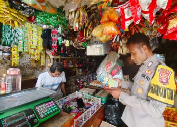 Bhabinkamtibmas Polres Tolikara Gelar Penyuluhan Kepada Pedagang Sembako