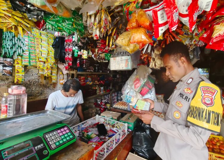 Bhabinkamtibmas Polres Tolikara Gelar Penyuluhan Kepada Pedagang Sembako