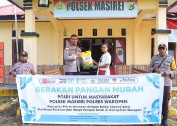 Polsek Masirei Polda Papua Gelar Gerakan Pangan Murah, 250 Kg Beras SPHP Disalurkan Kepada Masyarakat