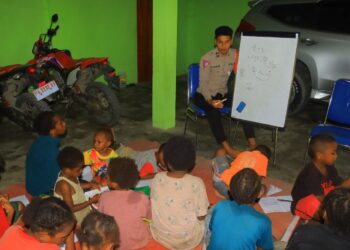 “Kasih Sayang Polisi untuk Pendidikan Papua: Belajar Membaca dan Menulis Bersama Anak-anak Yalimo”