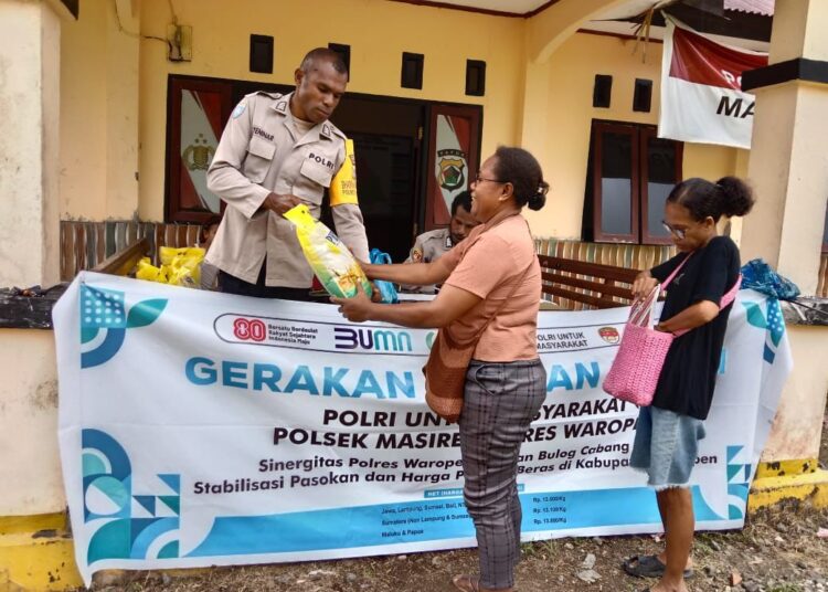Gerakan Pangan Murah, Polsek Masirei Salurkan 250 Kg Beras SPHP untuk Warga