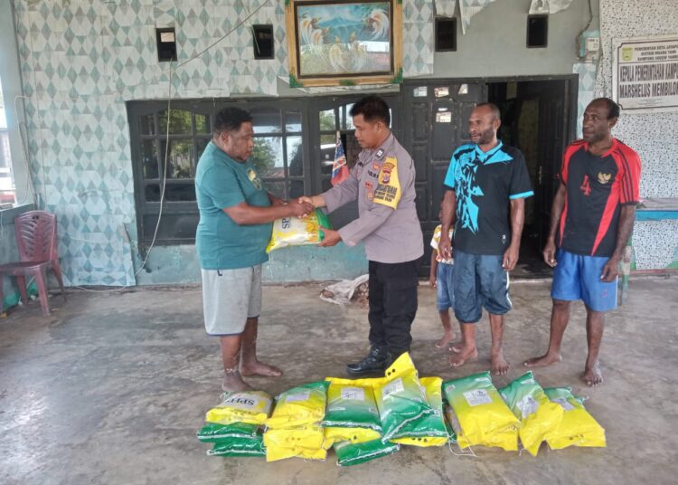 Polsek Muara Tami Wujudkan Kepedulian Sosial, Salurkan 1 Ton Beras kepada Tokoh dan Guru di Distrik Muara Tami