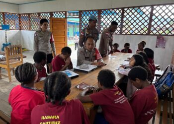 Program si-ipar operasi rasaka cartenz 2025 polres pegunungan bintang hadir mengajar berhitung cepat kepada anak-anak didik di kota oksibil kab. pegunungan bintang