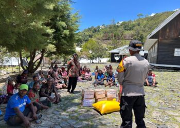 Sat Binmas Polres Tolikara Gelar Kunjungan ke Distrik Kanggime, Serahkan Bantuan Sembako dalam Rangka HUT Kaum Ibu Jemaat Klasis ke-22