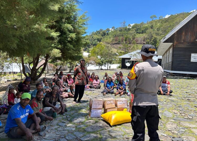 Sat Binmas Polres Tolikara Gelar Kunjungan ke Distrik Kanggime, Serahkan Bantuan Sembako dalam Rangka HUT Kaum Ibu Jemaat Klasis ke-22