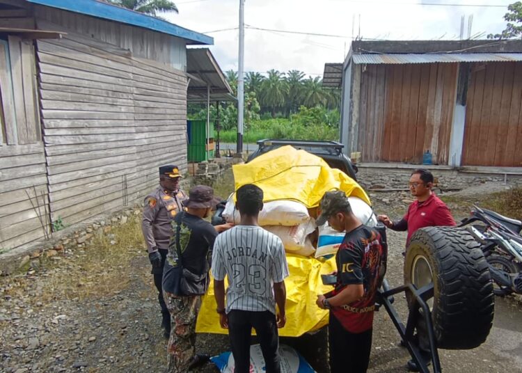 Kapolres Pegunungan Arfak Melaksanakan Giat Pendistribusian Pupuk Kepada Kelompok Tani