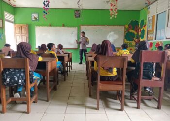 Bhabinkamtibmas Polsek Kurik Lakukan Pendampingan Pendidikan di SD Inpres Kurik 3