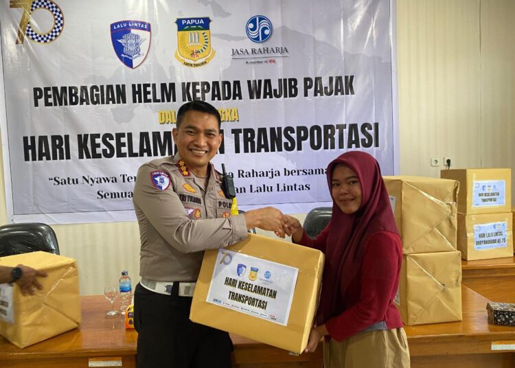 Ditlantas Polda Papua Bagikan Helm kepada Wajib Pajak dalam Rangka Hari Keselamatan Transportasi