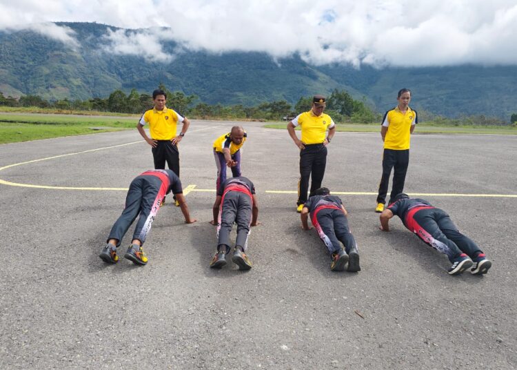 Menjaga Kebugaran Tubuh, Personel Polsek Bokondini Gelar Olahraga Bersama di Landasan Bandara