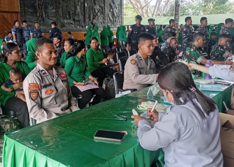 Personel Polres Merauke Ikut Berpartisipasi Dalam Kegiatan Donor Darah HUT TNI ke-80