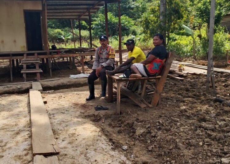 Dekat dengan Warga, Bhabinkamtibmas Kaimana Bagikan Benih Jagung untuk Pekarangan Rumah