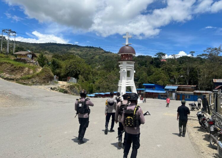 Jaga Kamtibmas di Hari Minggu, Tim Regu II Patroli Polres Tolikara Laksanakan Patroli Jalan Kaki Susuri Kota Karubaga