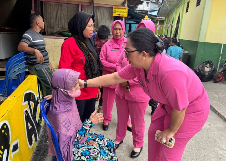 Polresta Jayapura Kota Salurkan Bantuan kepada Korban Kebakaran di Dok V Bawah