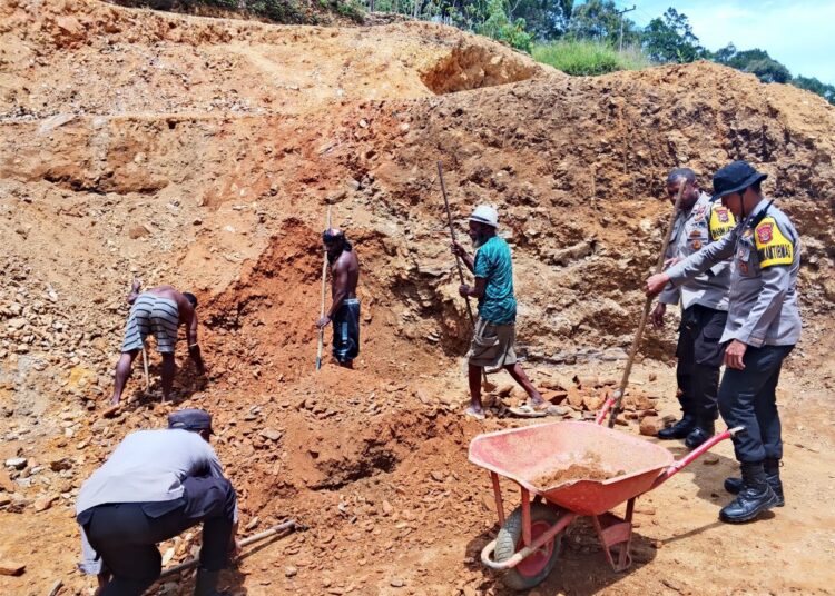 Bhabinkamtibmas Polres Tolikara Turun Langsung Bantu Warga Gotong Royong Di Desa Nanggulurik