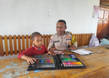 Program si-ipar operasi rasaka cartenz 2025 polres pegunungan bintang peduli pendidikan hadir mengajar dengan penuh kasih di kota oksibil kab. pegunungan bintang