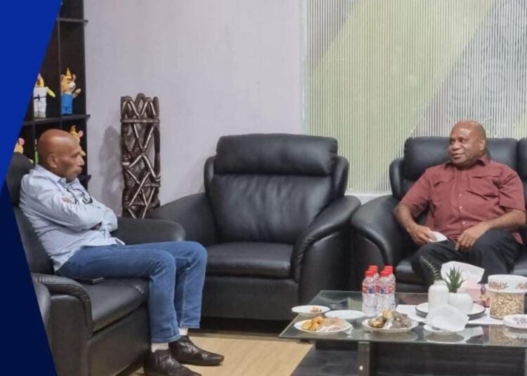 Foto Kebersamaan Gubernur terpilih Papua MDF dan Lawan Politiknya BTM Jadi Simbol Papua Damai