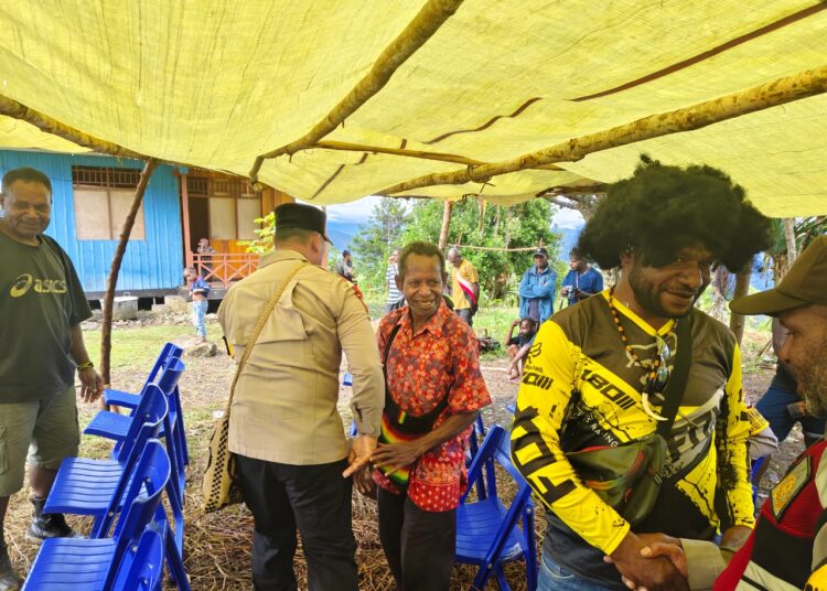 Kapolsek Bokondini Sambangi Warga Kampung Apiam, Serahkan Bantuan untuk Pembangunan Gereja Betel
