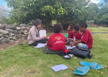 Polri Dekat dengan Warga, Satgas Si-Ipar Polres Jayapura Gelar Belajar Bersama di Doyo Baru