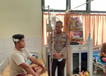 Peduli sesama, kapolres keerom kunjungi keluarga personel polres keerom dan korban rasisme di rs bhayangkara