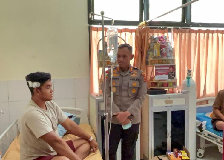 Peduli sesama, kapolres keerom kunjungi keluarga personel polres keerom dan korban rasisme di rs bhayangkara