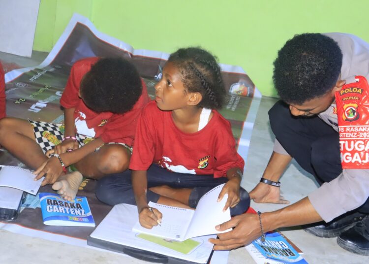 Sentuhan Edukasi Subsatgas Si-Ipar, Anak-anak di Distrik Elelim Belajar Menghitung dengan Ceria