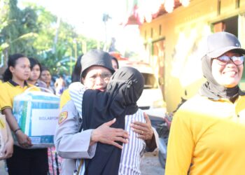 Polwan Polda Papua dan Tim Oikumene Salurkan Bantuan bagi Korban Kebakaran di Dok V Bawah Jayapura