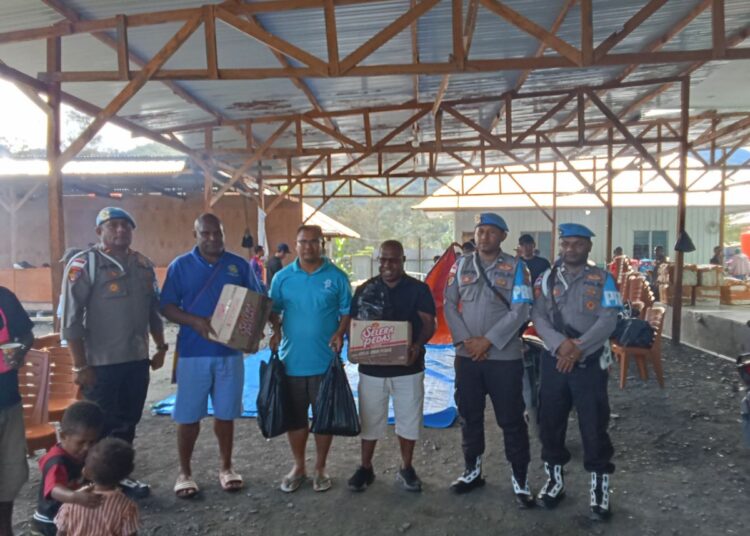 Sat binmas dan sie propam polres tolikara gelar bhakti sosial untuk penyandang disabilitas dan panitia hut jemaat gereja ebenhaezer ke-49