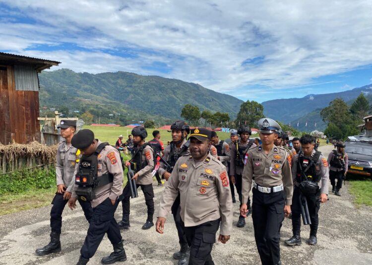 Dekatkan Diri Dengan Warga, Polres Tolikara Polda Papua Laksanakan Patroli Jalan Kaki