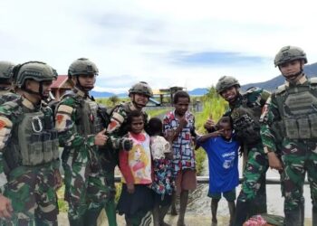 Pelayanan Kesehatan Dan Berikan Pakaian Gratis Prajurit Satgas Yonif 4 Marinir, Untuk Masyarakat Di Papua Pegunungan Tengah Distrik Obano