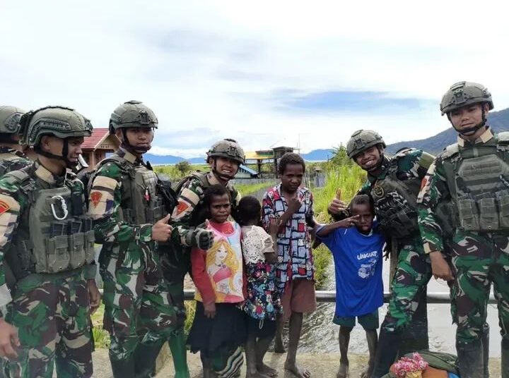 Pelayanan Kesehatan Dan Berikan Pakaian Gratis Prajurit Satgas Yonif 4 Marinir, Untuk Masyarakat Di Papua Pegunungan Tengah Distrik Obano