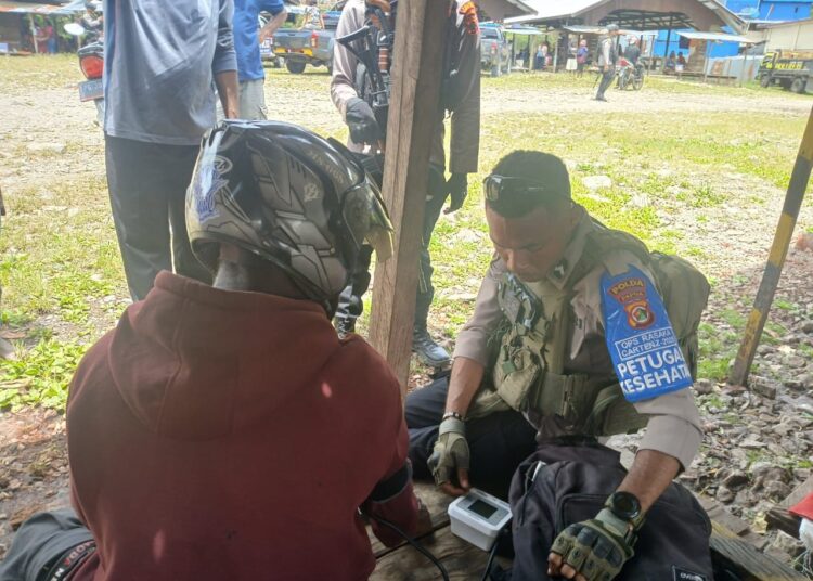 Subsatgas Keladi Sagu Polres Lanny Jaya Gelar Pelayanan Kesehatan Bagi Warga Tiom