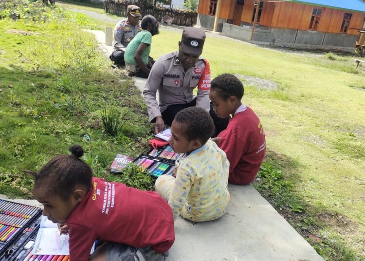 Subsatgas SI-IPAR Polres Lanny Jaya Dorong Semangat Belajar Anak-anak Kampung Yokobak