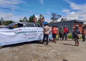 Polsek Wamena Kota Salurkan Beras SPHP Bulog kepada Masyarakat