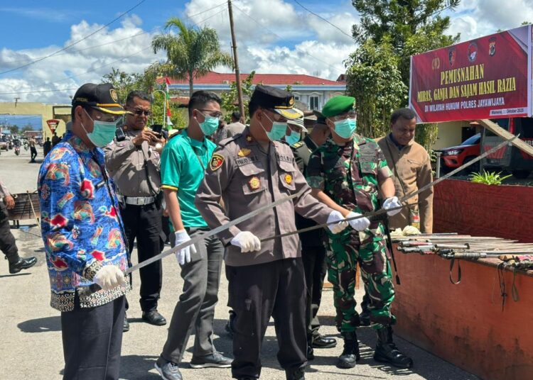 Pemusnahan Miras, Ganja, dan Sajam di Polres Jayawijaya, Wujud Komitmen Bersama Ciptakan Kamtibmas di Papua Pegunungan