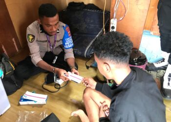 Personel Subsatgas Keladi Sagu Bagikan Obat kepada Anggota Polres Lanny Jaya