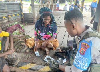 Subsatgas Keladi Sagu Gelar Pelayanan Kesehatan bagi Masyarakat di Pasar Tiom