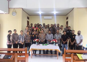 Personel Polres Sarmi yang Beragama Kristen Laksanakan Bimbingan Rohani di Gedung Bintal