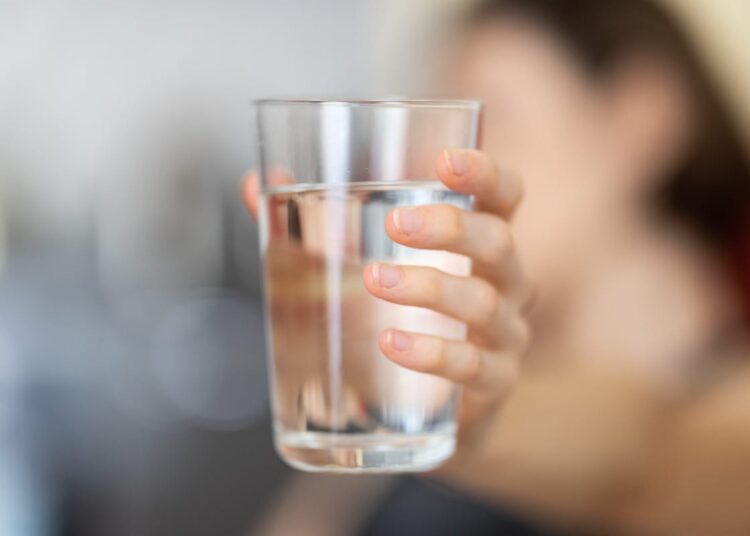 Minum saat Berdiri Bisa Bikin Beban Ginjal Lebih Berat, Apakah Benar?