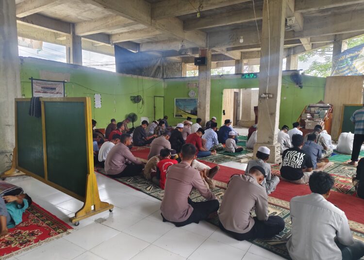 Pererat Ukhuwah, Kasat Samapta Polres Sarmi Sholat Jum’at Bersama Warga Mararena