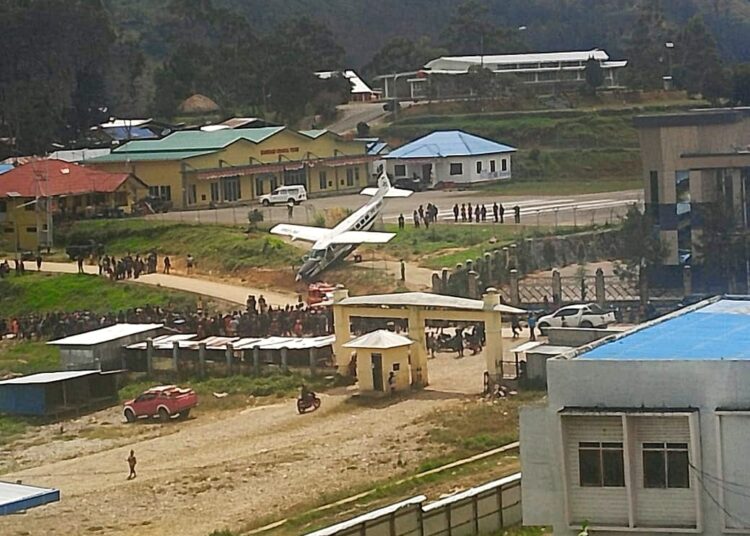 Pesawat Smart Air Tergelincir Saat Mendarat di Bandara Tiom