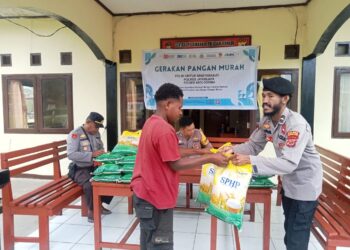 Polres Jayawijaya dan Kcp Bulog Gelar Gerakan Pangan Murah di Mapolsek Asologaima